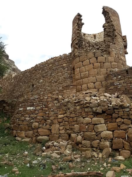 أضرار بالغة بأجزاء من قلعة الزبيد الأثرية